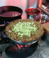 這顛鍋翻菜技術(shù)是真的牛，這么大鍋菜也不會掉出來